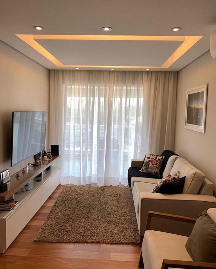 Клеим потолочную плитку