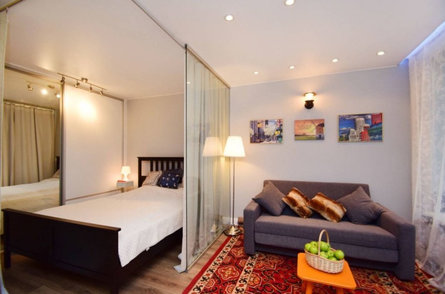 Кровать в однокомнатной квартире