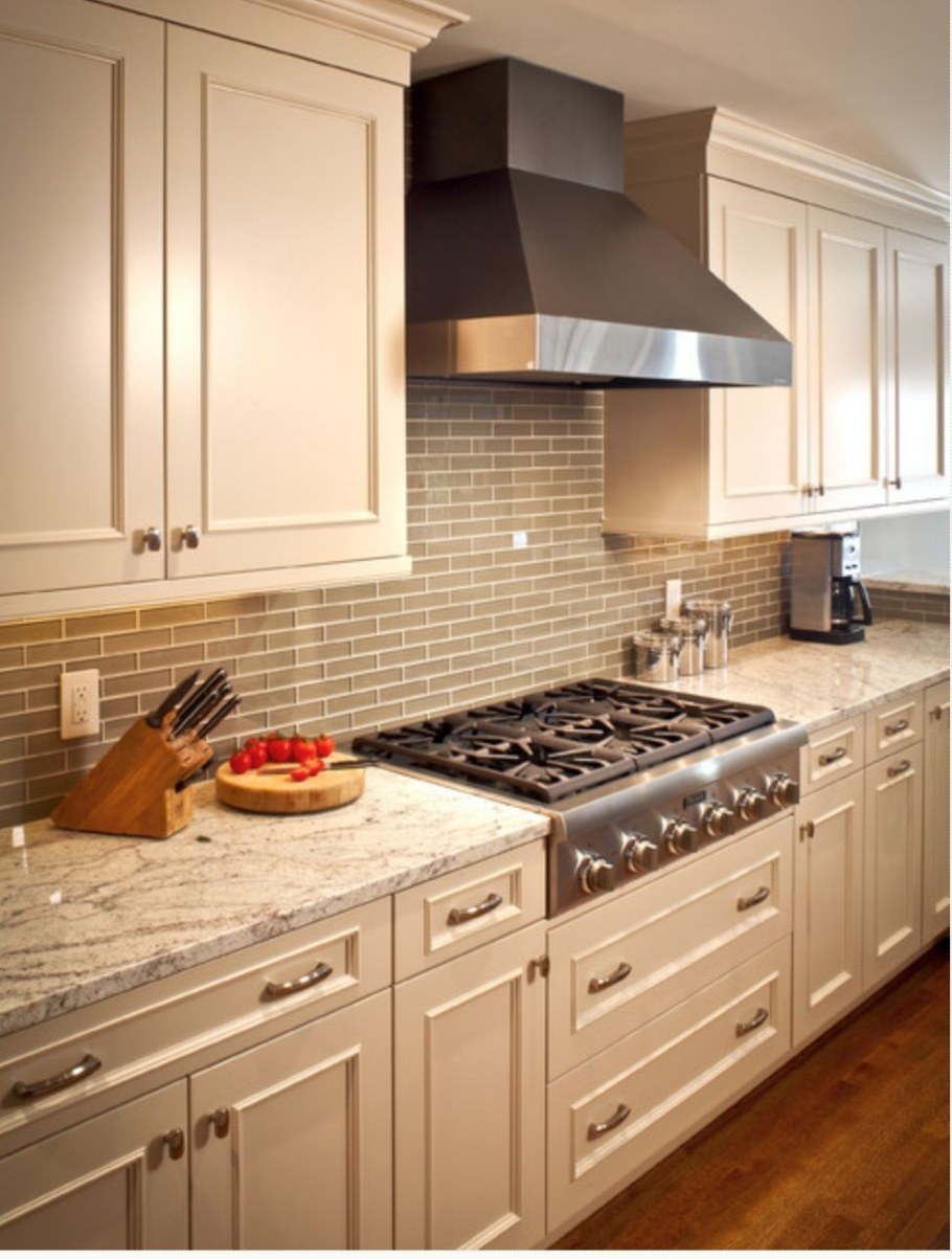 Кухня с коричневой столешницей