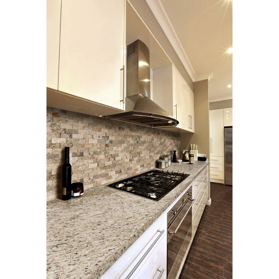 Кухни с темной столешницей и фартуком