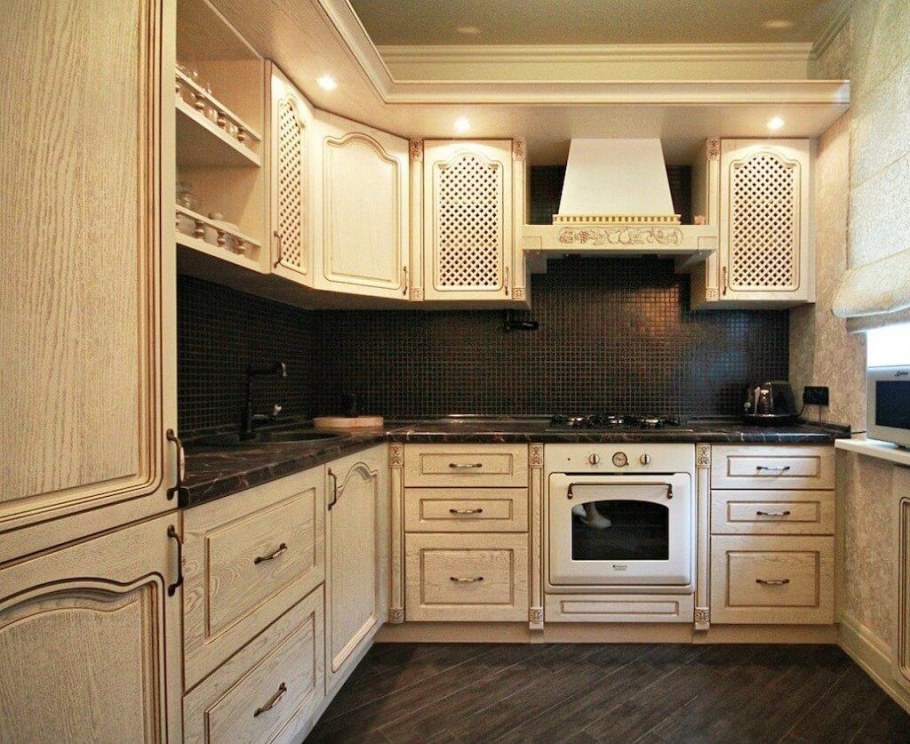 Бежевая кухня с мраморным фартуком