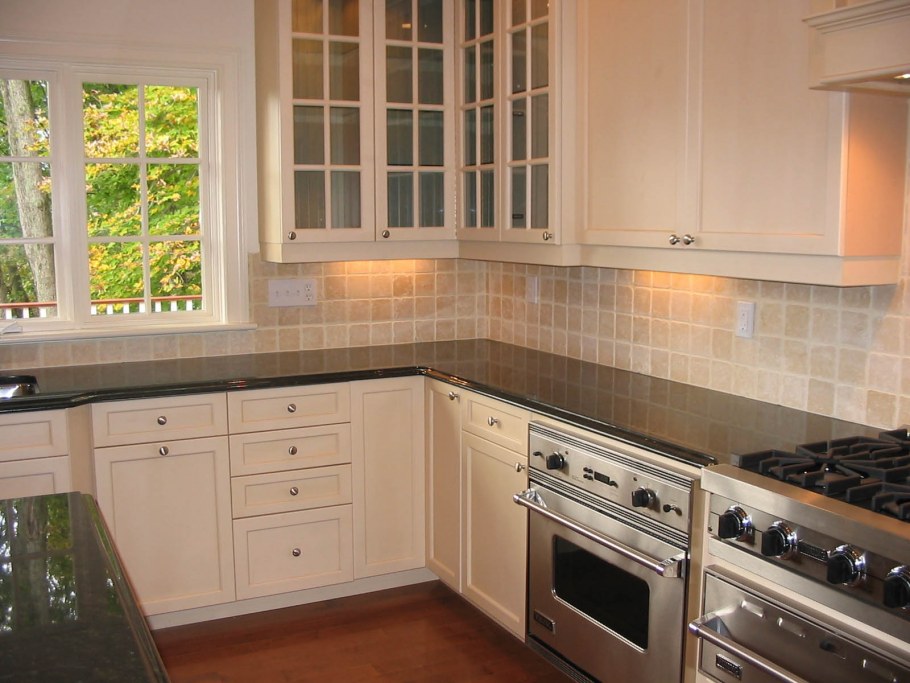 Столешница под светлую кухню