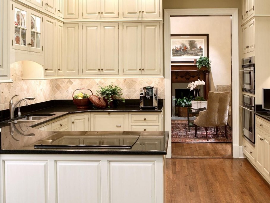 Бежевая кухня с темной столешницей Пинтерест