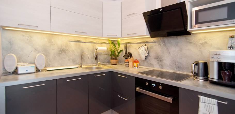 Белый гарнитур с черной столешницей