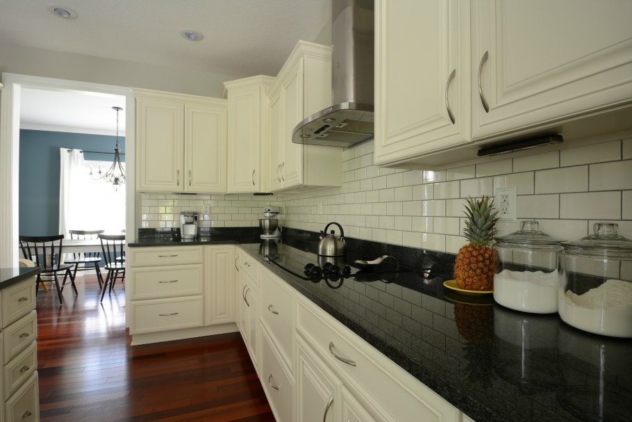 Кухня слоновая кость с черной столешницей