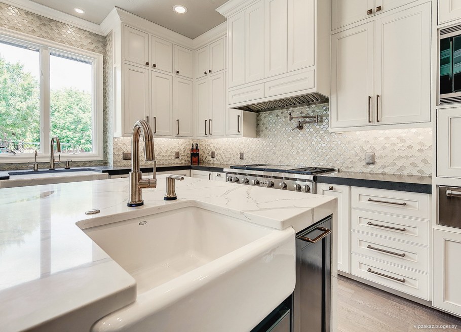 Светлая кухня со столешницей под мрамор