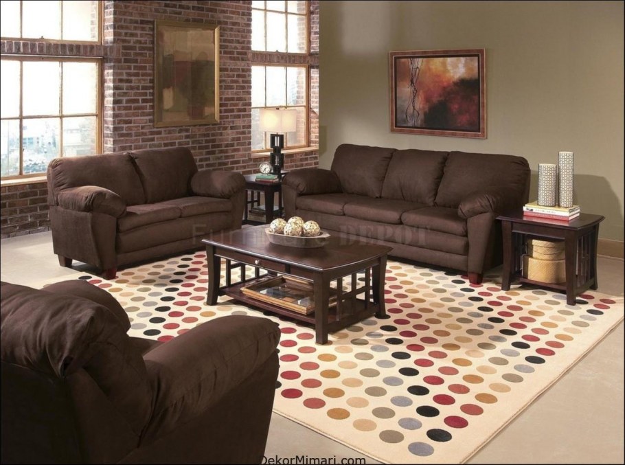 Коричневый диван в гостиной