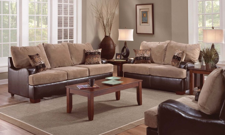 Маленькая гостиная в темных тонах