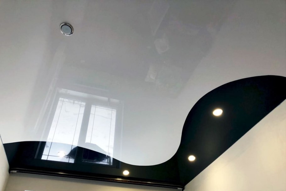 Перфорированный натяжной потолок в интерьере
