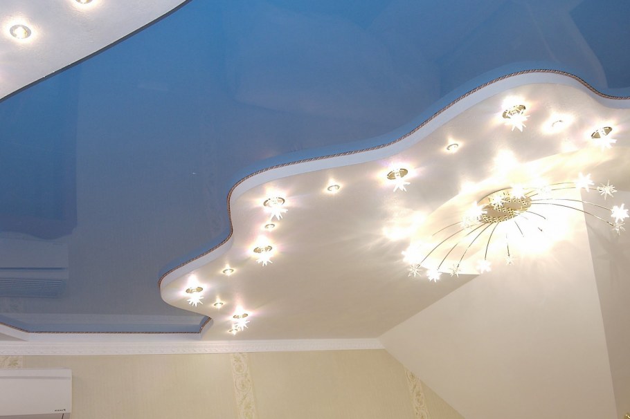 Глянцевый натяжной потолок в спальне