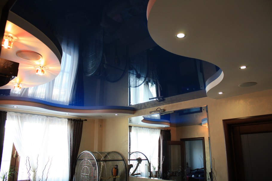 Цветные натяжные потолки