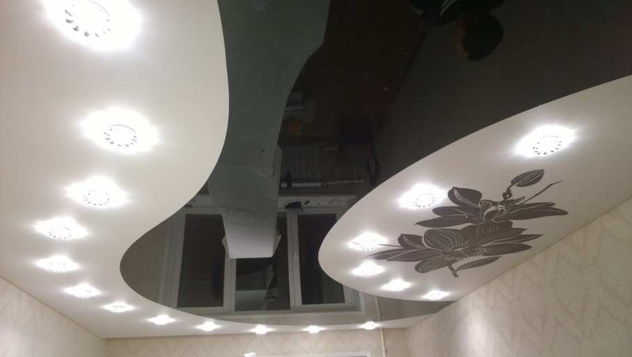 Натяжные потолки двухуровневые двухцветные