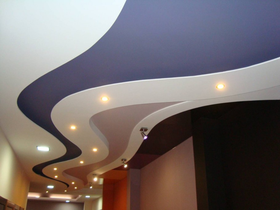 Двухцветный глянцевый потолок