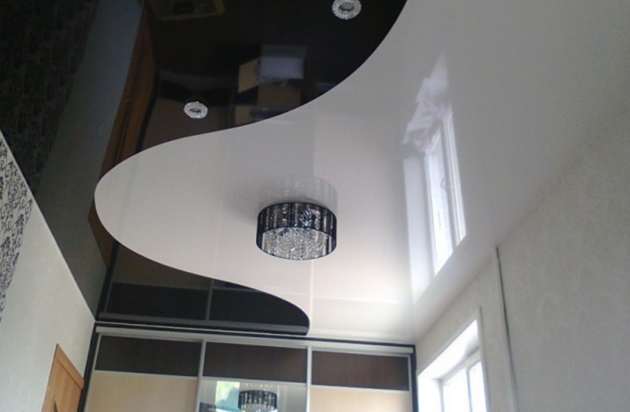 Двухцветные натяжные потолки