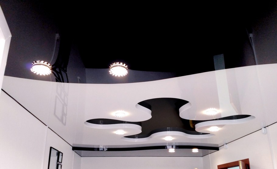 Криволинейная спайка натяжных потолков на кухне