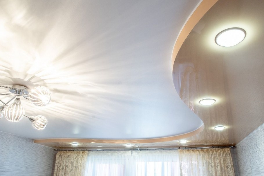 Двухуровневый натяжной потолок бежевый