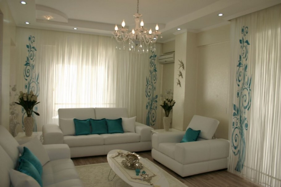 Гостиная с бирюзовой стеной