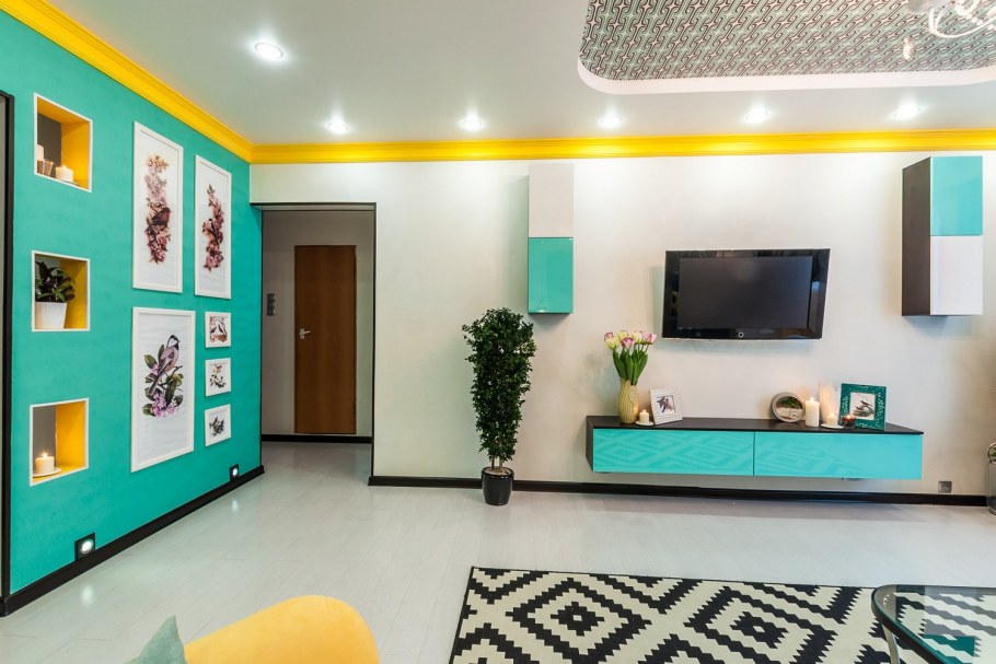 Комната с зелеными обоями