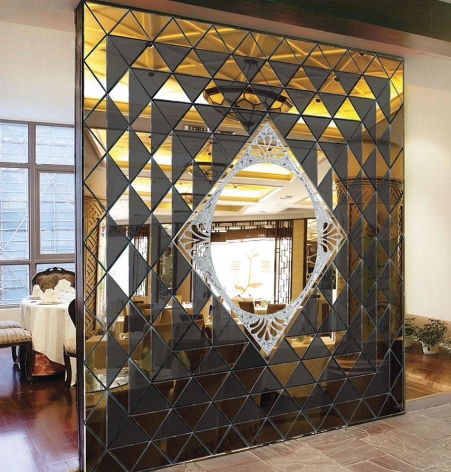 Зеркальная стена с фацетом