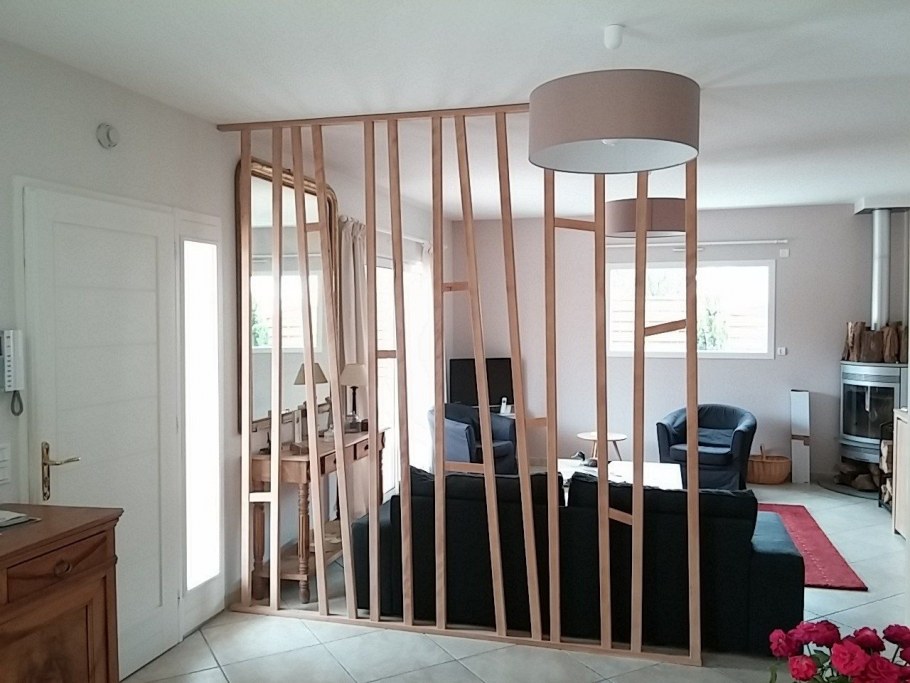 Деревянная перегородка для зонирования комнаты