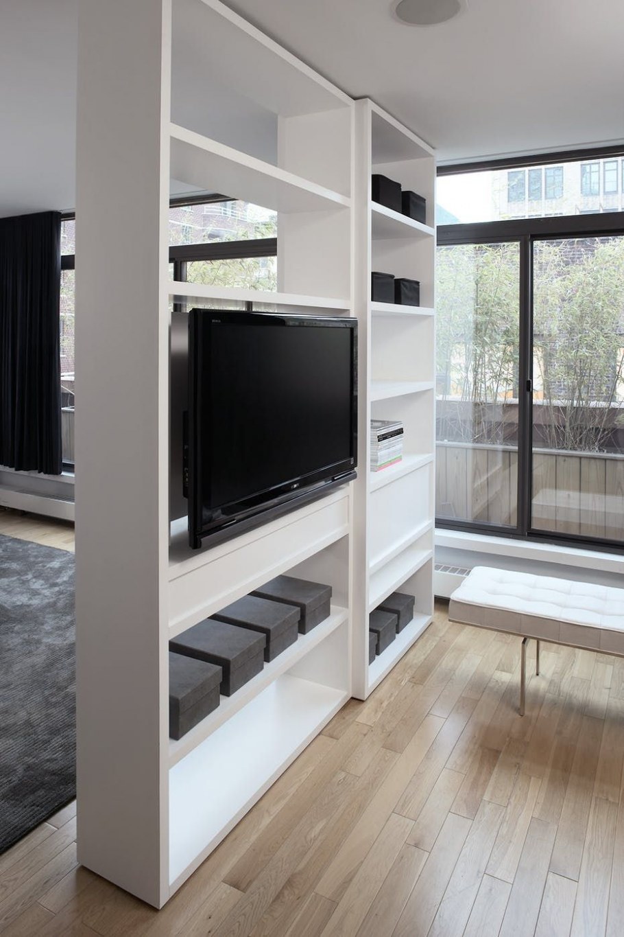 Стеллаж с телевизором для зонирования