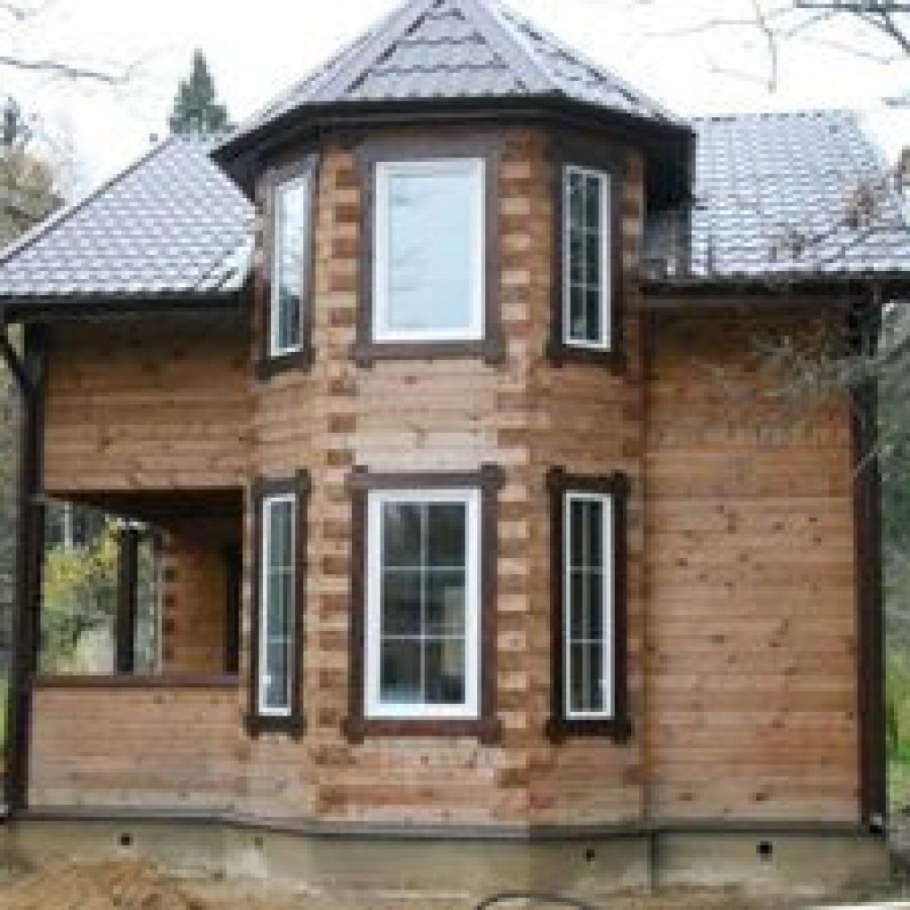 Кирпичный дом с эркером