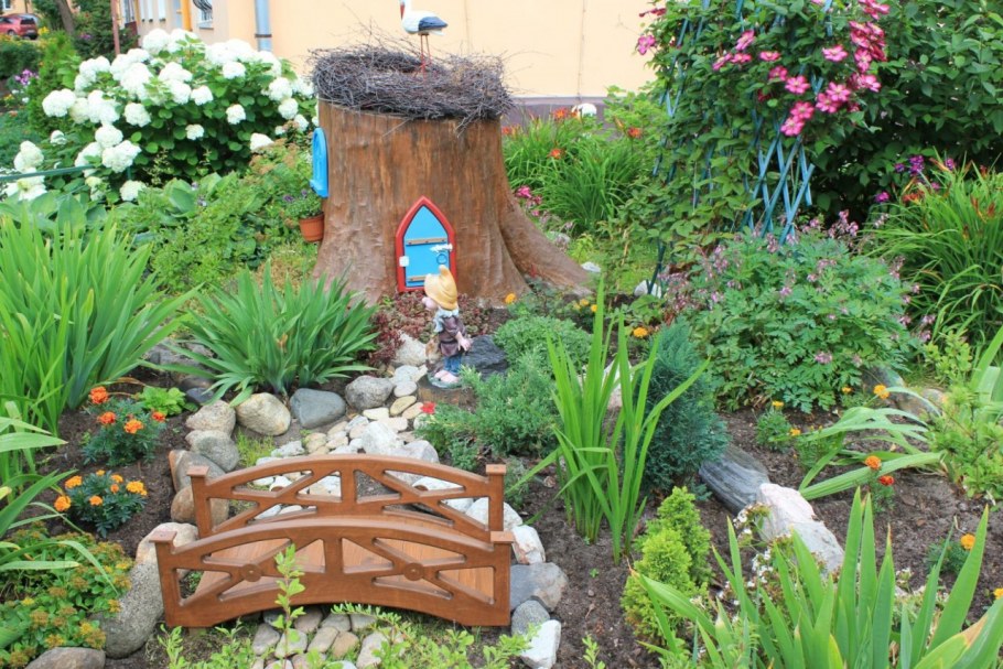 Декоративный колодец клумба