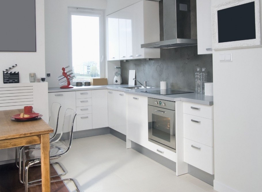 Белая глянцевая кухня с серой столешницей