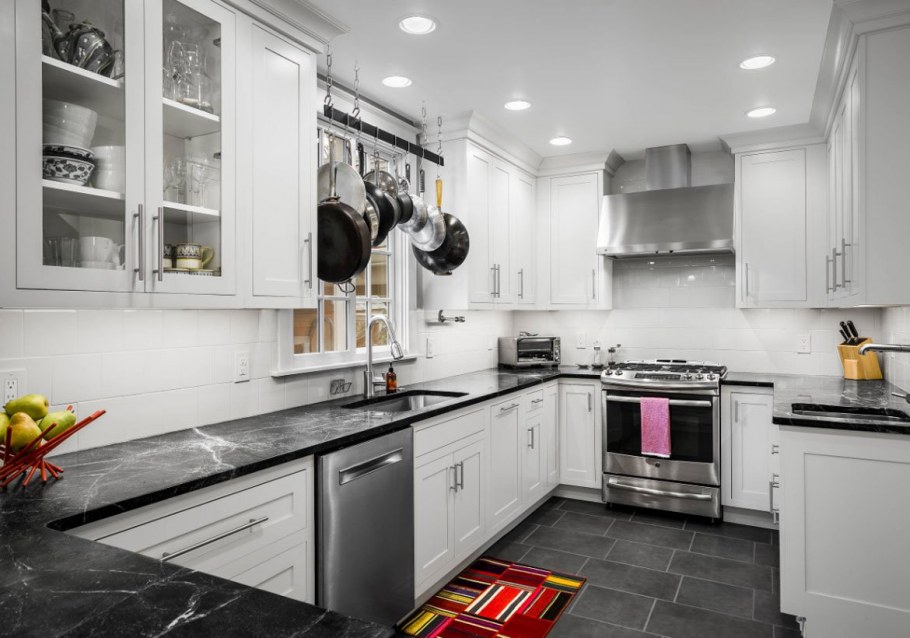 Серая кухня с белой столешницей