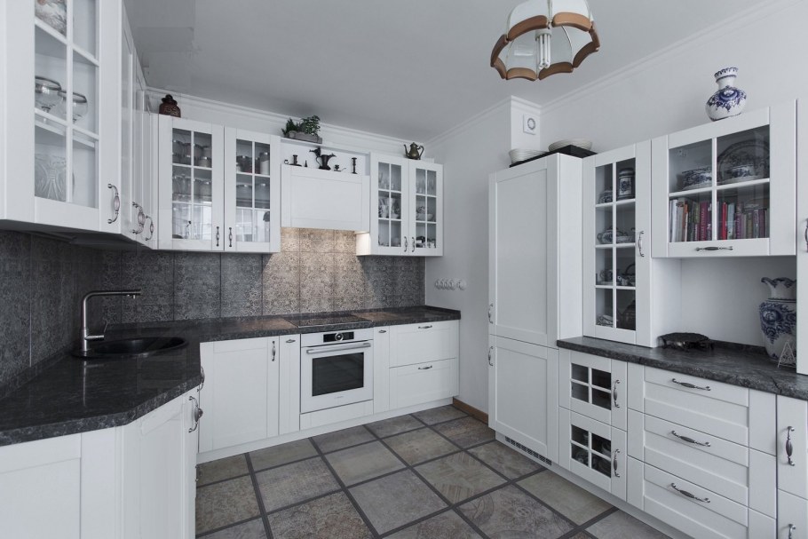 Серая кухня с белой столешницей