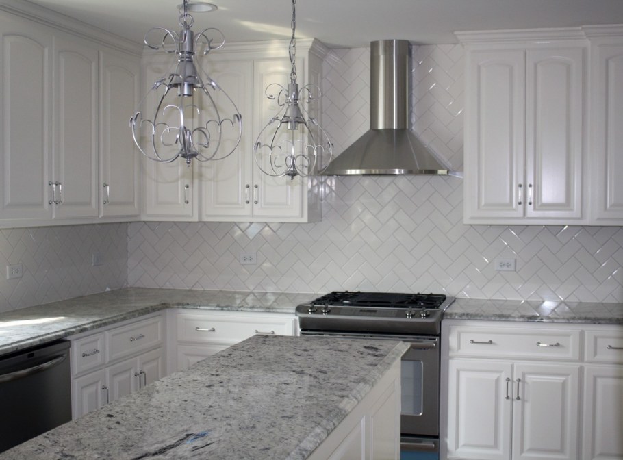 Столешница Метрополитан на белой кухне