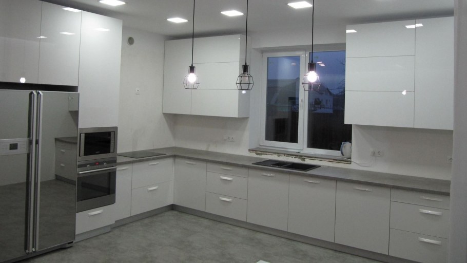 Белая кухня с белым фартуком