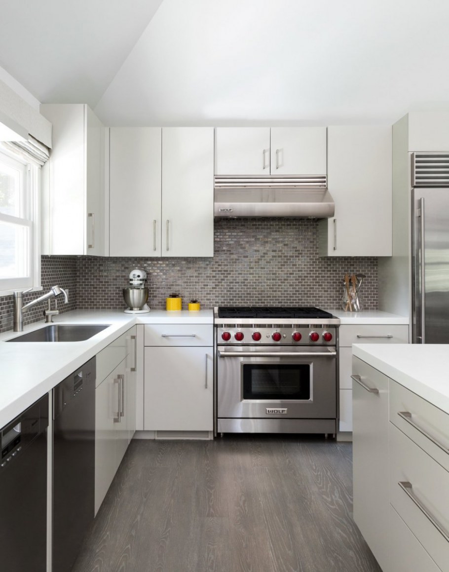 Серая кухня с белой столешницей