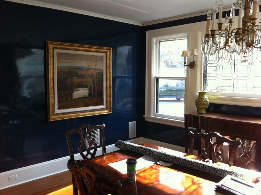 Глянцевые стены в интерьере