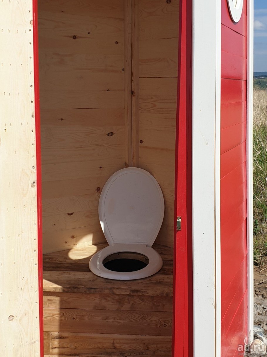 Отделка уличного туалета внутри