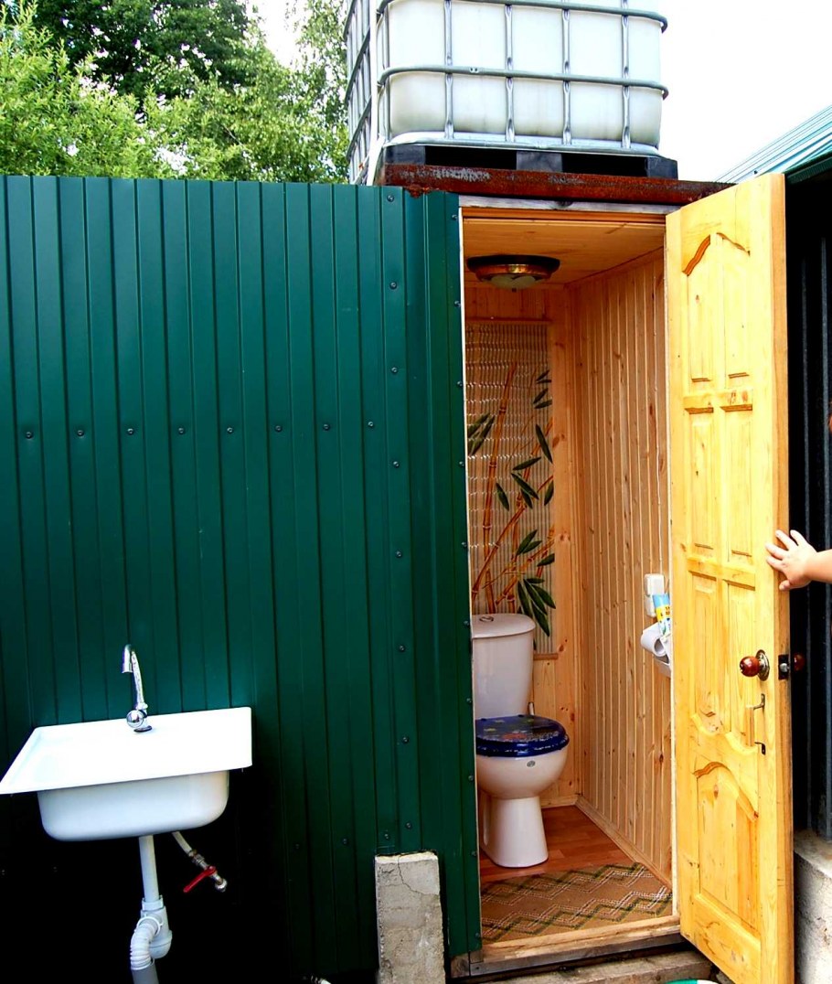 Отделка дачного туалета