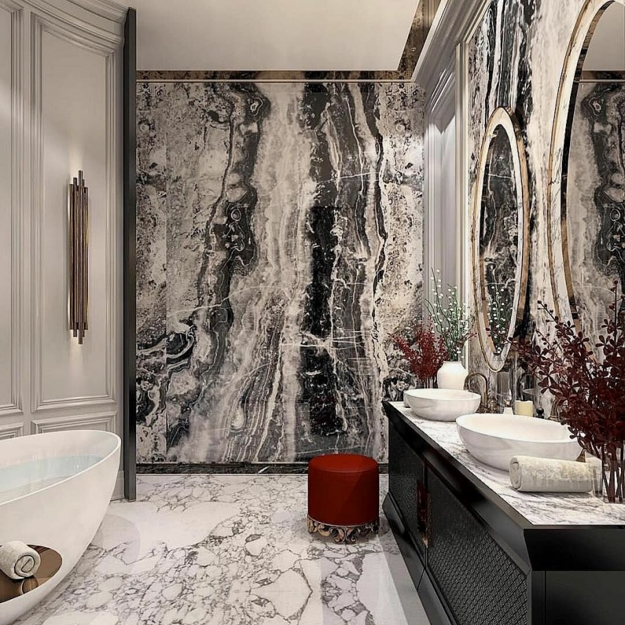 Отдельностоящая ванна в интерьере небольшой ванной