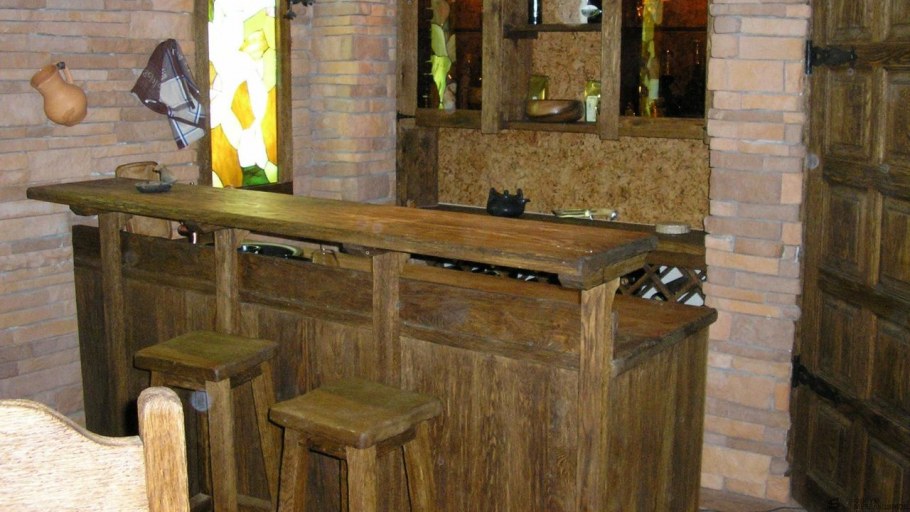 Барная стойка в беседке из дерева