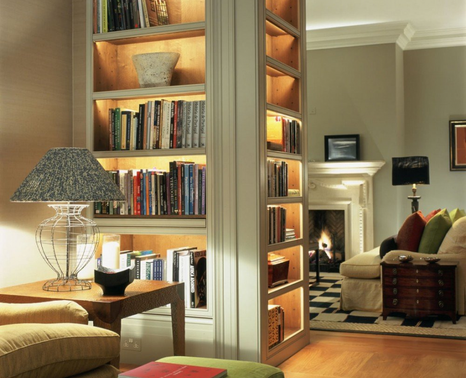 Гостиная с книжными полками