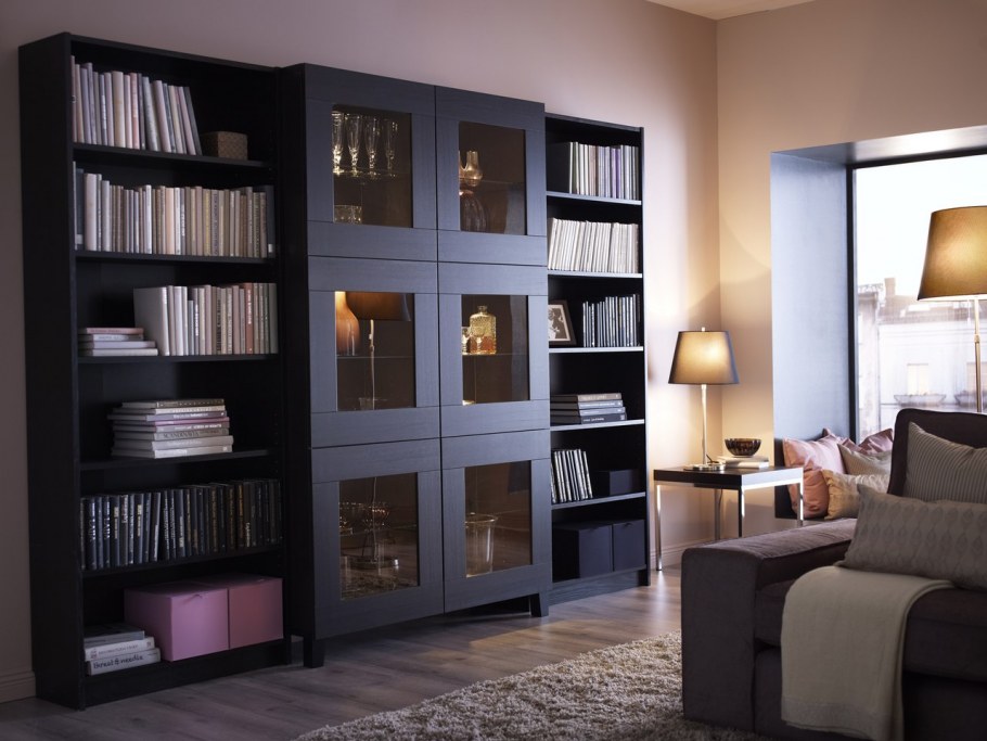 Камин с книжными полками