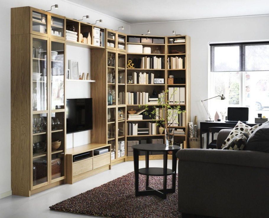 Книжный стеллаж за диваном