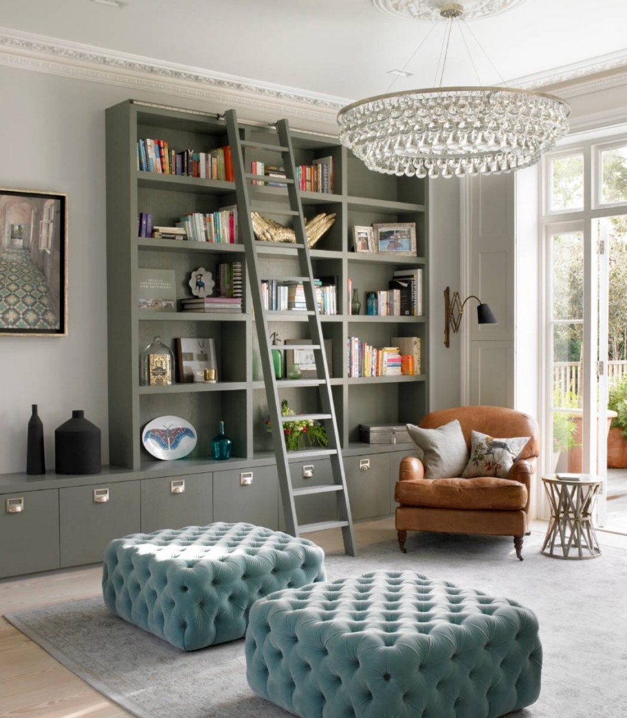 Стильный стеллаж в гостиную