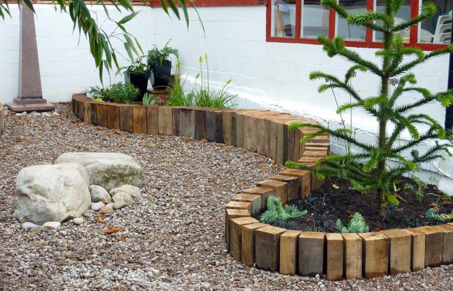 Ограждения для клумб из бревен