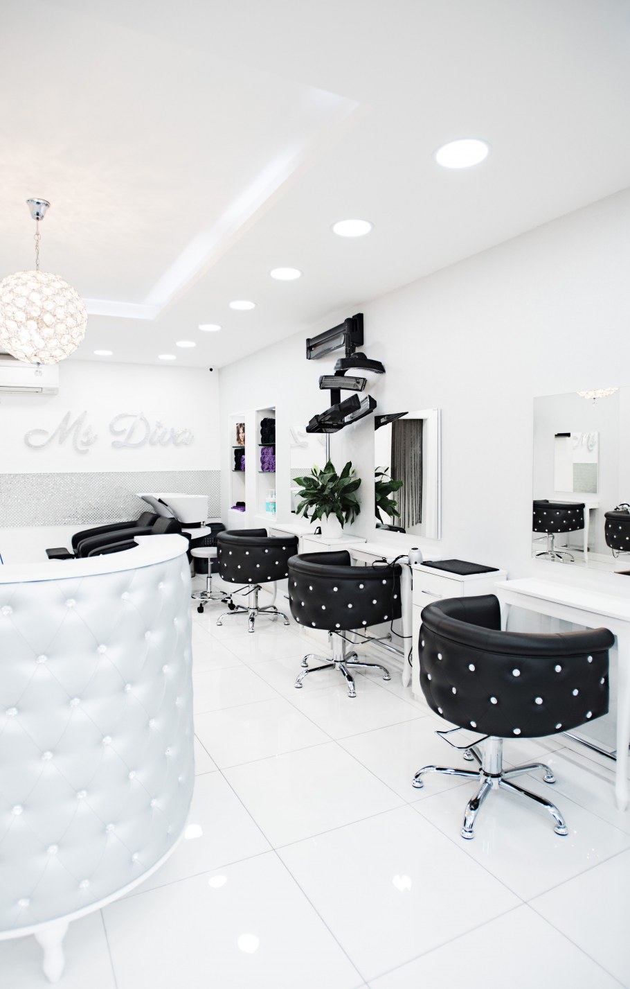 Интерьер салона красоты в белых тонах