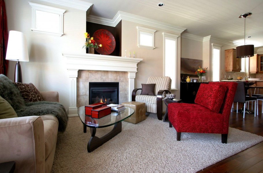 Уютная комната с камином