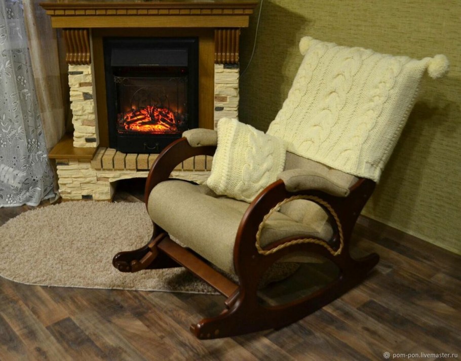 Уютная гостиная с камином и креслом