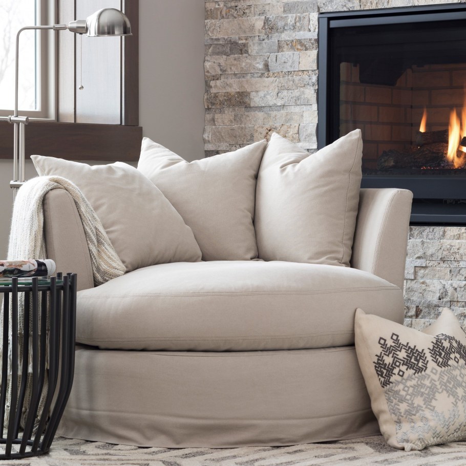 Комната с камином и креслом качалкой