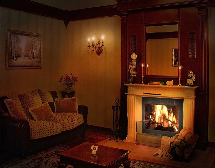 Прямоугольная гостиная с камином