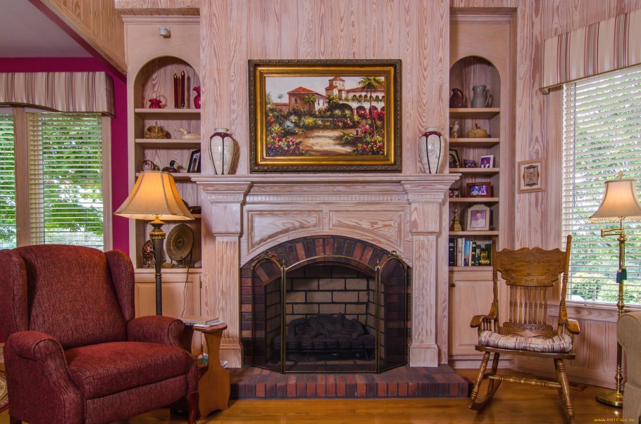 Кресло у камина в интерьере