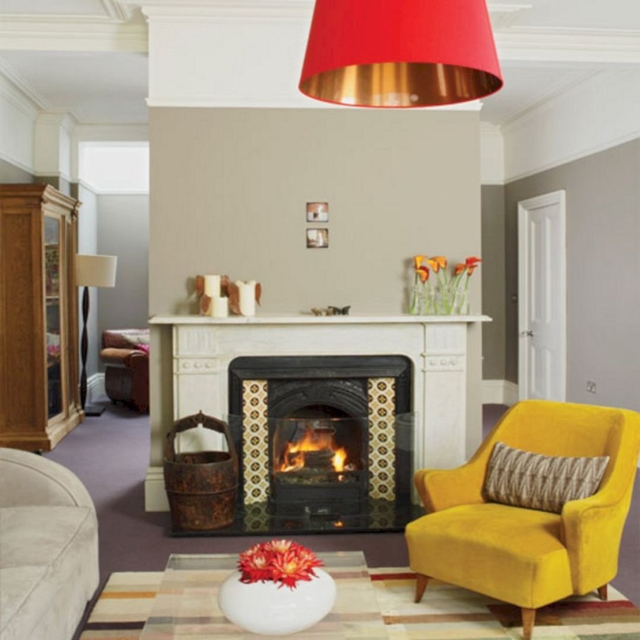 Комната с камином и креслом